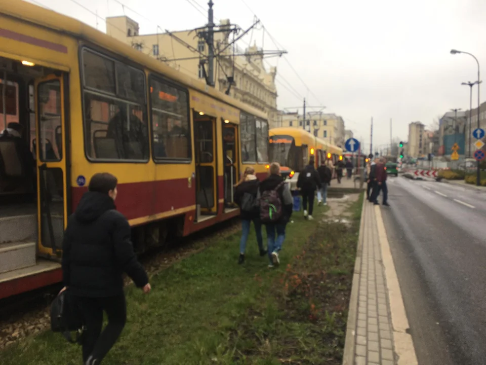 Tramwaje stanęły na Zachodniej. Pasażerowie musieli iść ulicą „To jest jakiś cyrk”