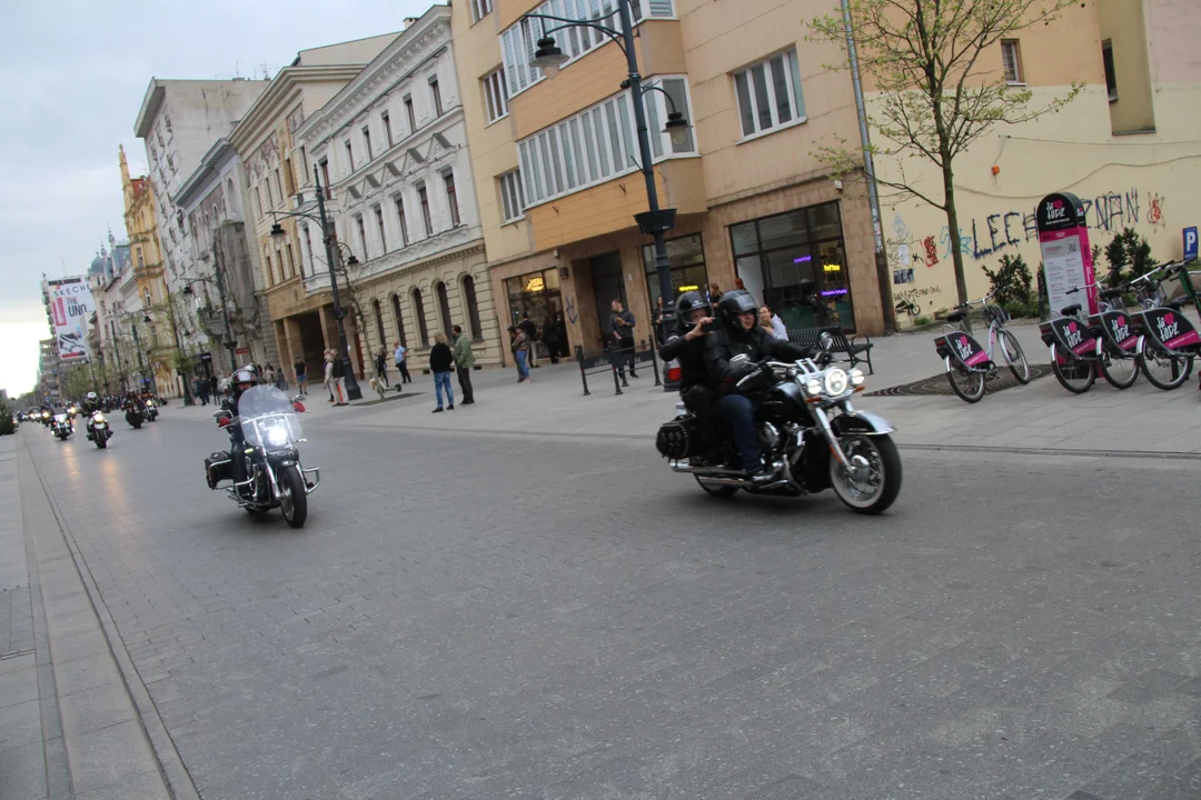 Wielka parada motocyklowa na ulicy Piotrkowskiej w Łodzi