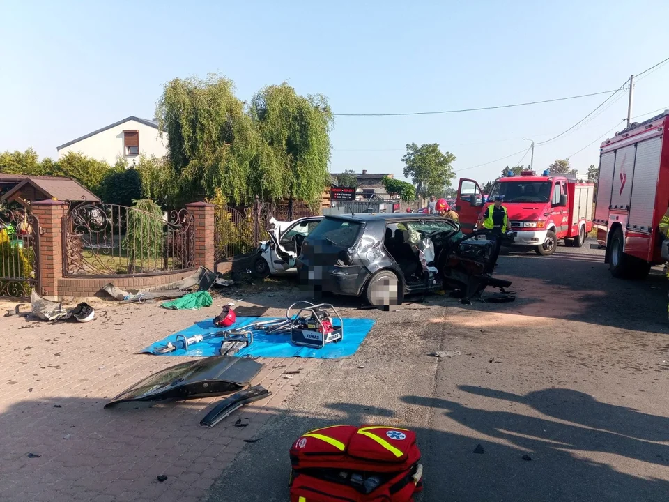 Poważny wypadek z udziałem dwóch aut. W akcji kilkunastu strażaków, lądował śmigłowiec LPR [ZDJĘCIA] - Zdjęcie główne