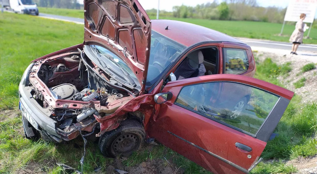 Zderzenie bmw z fiatem w powiecie płockim. Jedna osoba ranna, ruch wahadłowy [ZDJĘCIA] - Zdjęcie główne