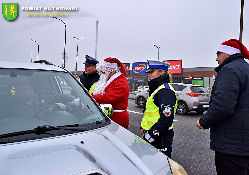 Władze powiatu kutnowskiego i funkcjonariusze policji rozdawali mieszkańcom odblaski z okazji mikołajek