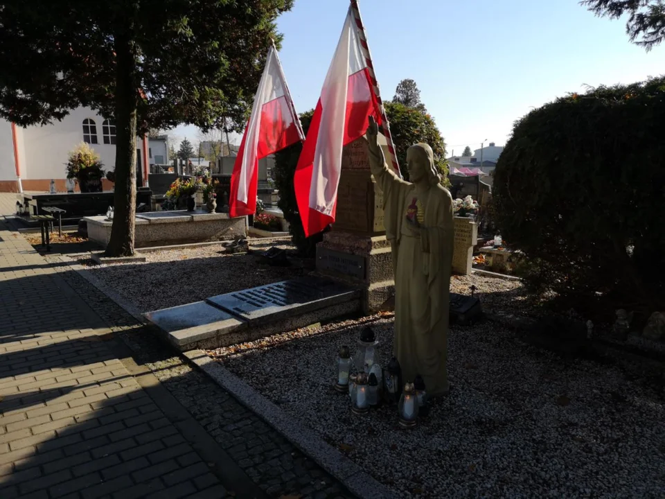 Przy okazji dnia Wszystkich Świętych odwiedzamy także groby zasłużonych