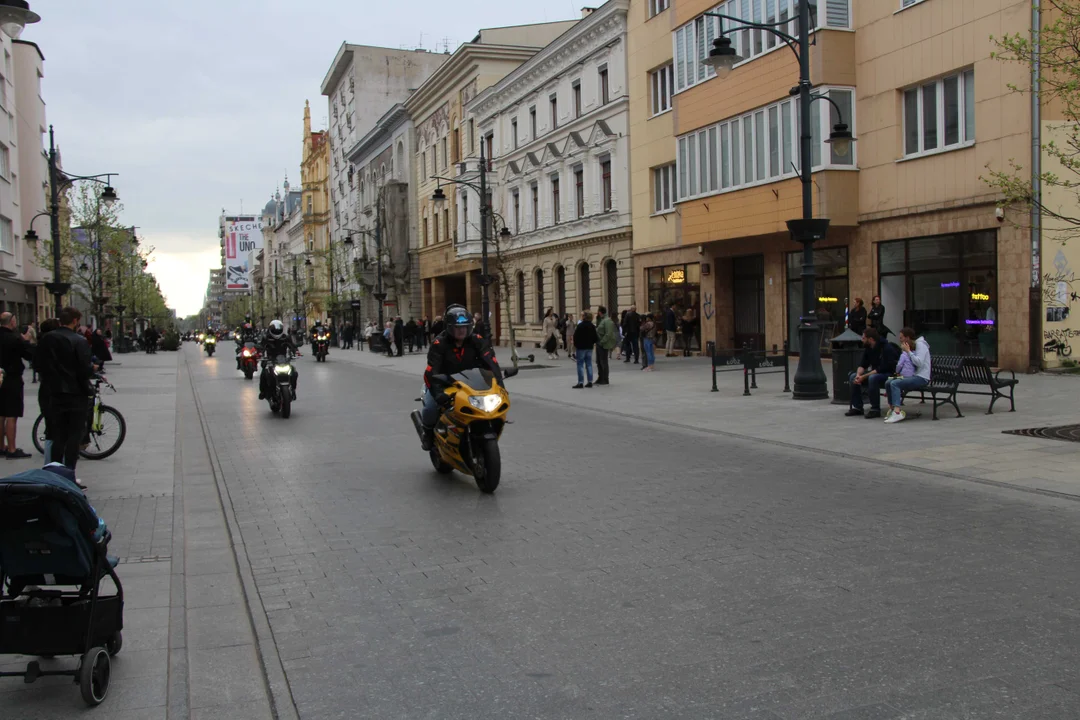 Wielka parada motocyklowa na ulicy Piotrkowskiej w Łodzi