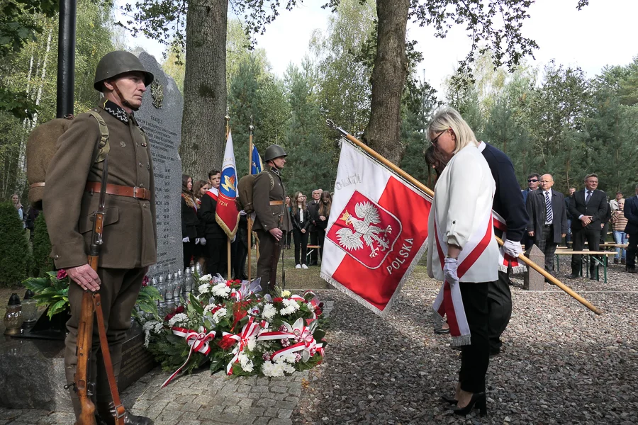 Upamiętnili zamordowanych mieszkańców. W uroczystości wzięły udział też rodziny rozstrzelanych [FOTO] - Zdjęcie główne