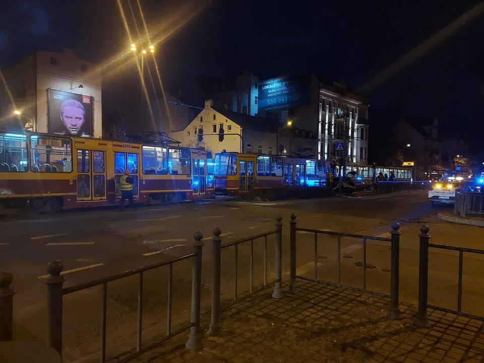 W osobówkę uderzyły dwa tramwaje. Jeden przeciągnął go przez skrzyżowanie - Zdjęcie główne