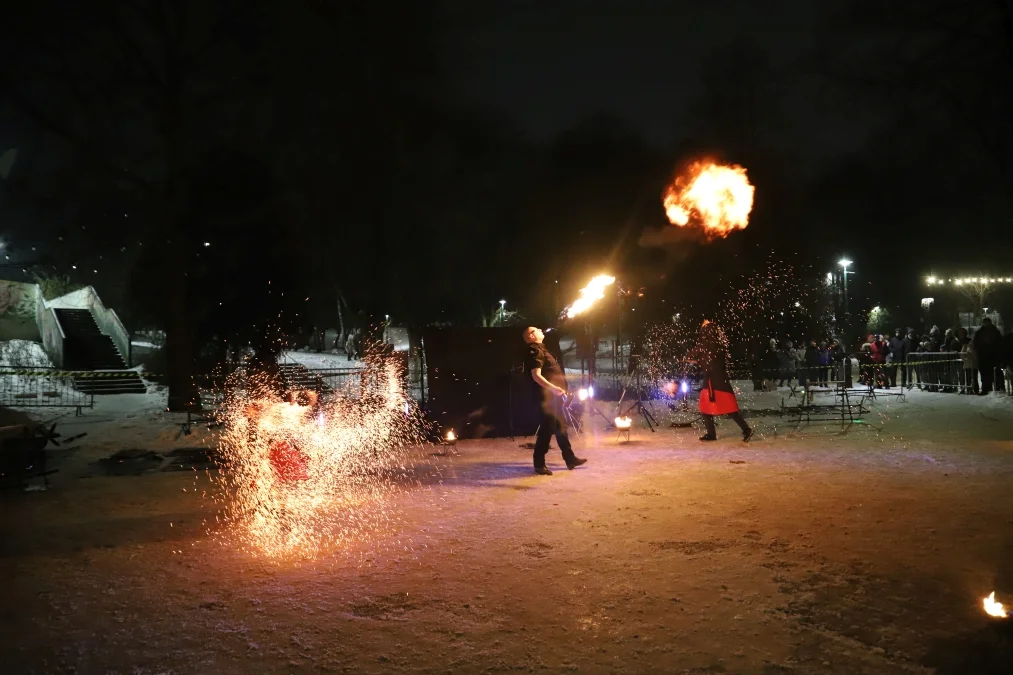 Ogień dosłownie rozgrzał mieszkańców. Widowiskowe show w parku (ZDJĘCIA) - Zdjęcie główne