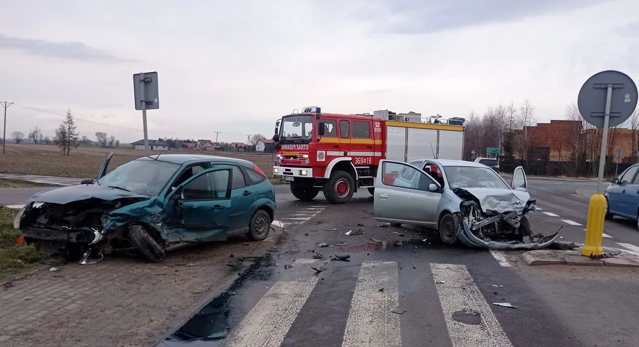 Chwile grozy tuż pod Płockiem. Zderzenie dwóch samochodów [ZDJĘCIA] - Zdjęcie główne