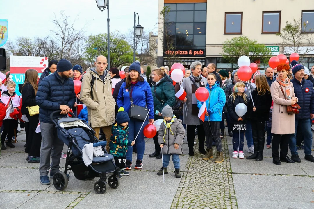 Pochody 11 listopada w Zgierzu. Mieszkańcy tłumnie uczestniczyli w uroczystościach Święta Niepodległości.