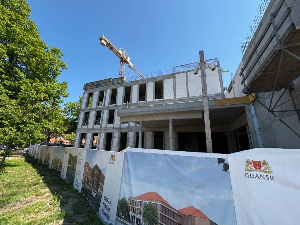 Wiecha zawisła nad nowym basenem we Wrzeszczu