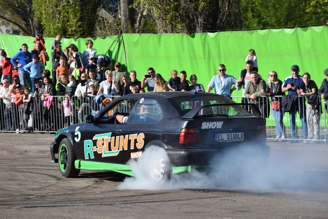 Giganty na czterech kołach zrobiły duże show! Widowiskowy pokaz monster trucków