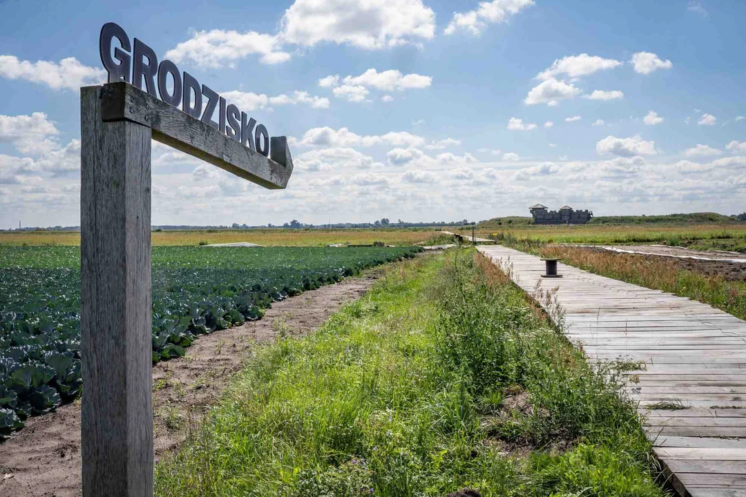 Kładka między skansenem w Kwiatkówku a grodziskiem w Tumie