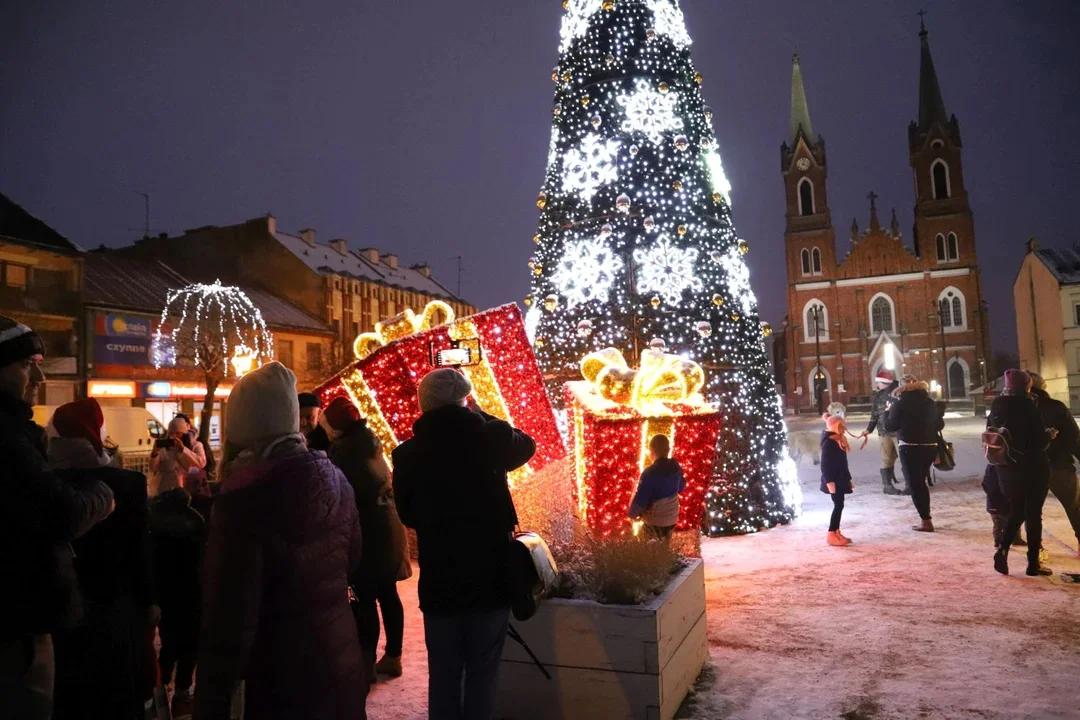 Tak świąteczne iluminacje i wigilia miejska wyglądały w minionym roku (2021)