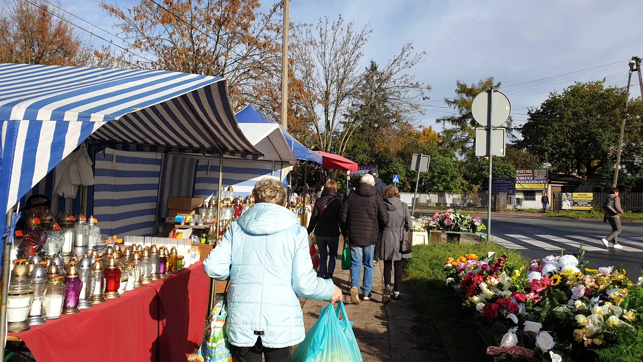 Mieszkańcy przygotowują się do dnia Wszytskich Świętych