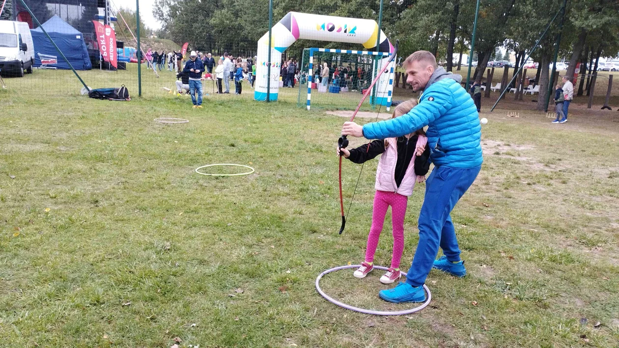 Niesamowita zabawa na rodzinnym pikniku w Porcie Łódź! Można było postrzelać z łuku i przejechać się... kajakiem [ZDJĘCIA] - Zdjęcie główne