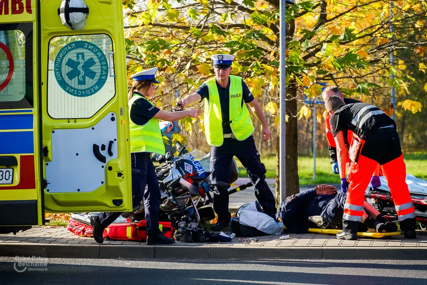 Wypadek na al. Wyszyńskiego. Policyjny motocykl zderzył się z osobówką