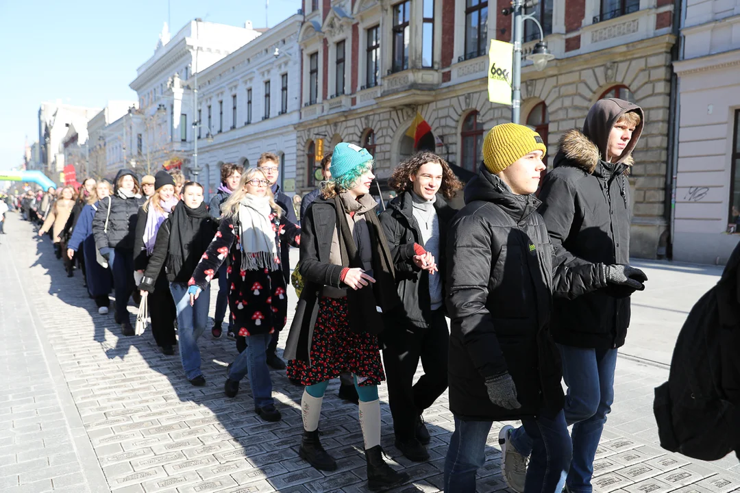 Polonez dla Łodzi. Maturzyści zatańczyli na Piotrkowskiej