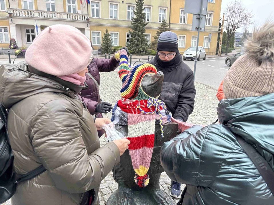 Pomnik w centrum miasta udekorowany przez grupę „Zamontanki”