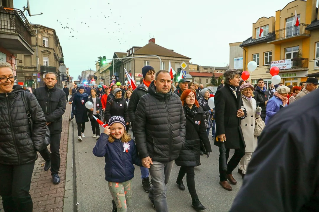 Pochody 11 listopada w Zgierzu. Mieszkańcy tłumnie uczestniczyli w uroczystościach Święta Niepodległości.