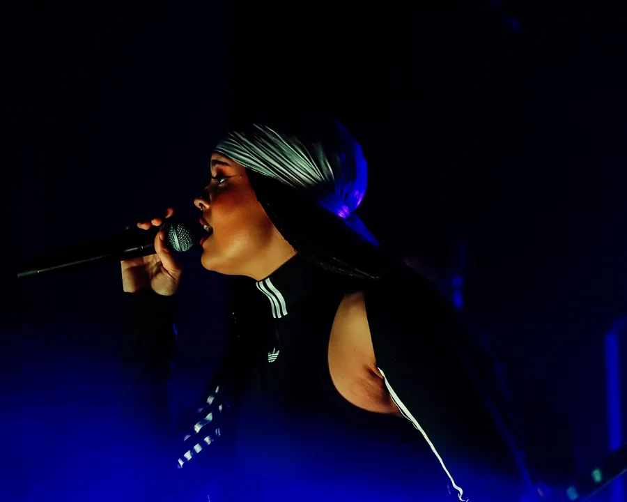 Sara James w Scenografii