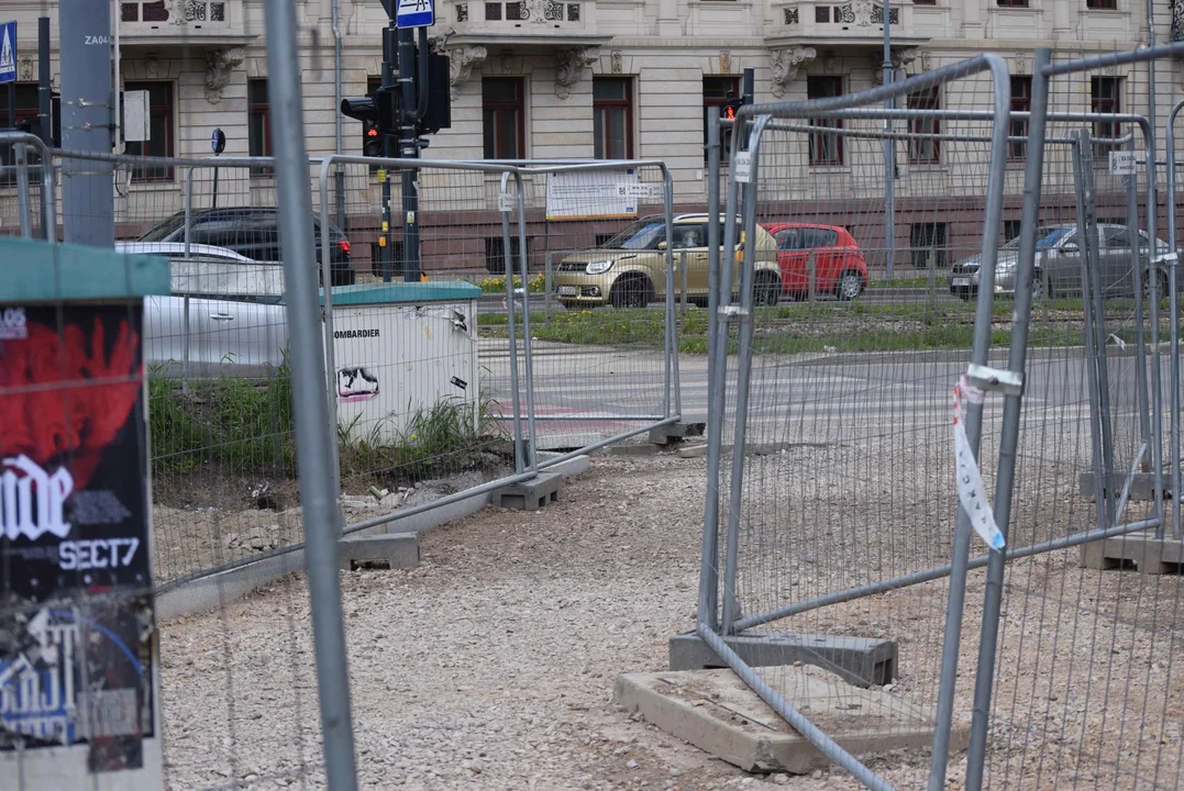 Utrudnienia dla kierowców i pieszych na skrzyżowaniu ul. Ogrodowej i ul. Zachodniej. Obok trwa budowa "Bulwarów Północnych" oraz modernizacja parku Staromiejskiego.