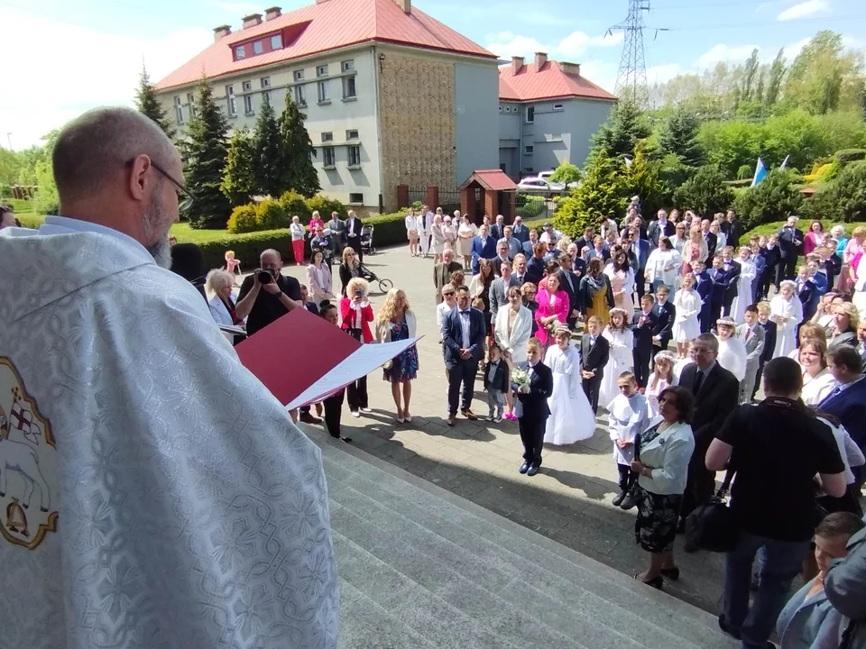 Uczniowie SP nr 41 po raz pierwszy przyjęli Komunię Świętą. Uroczystość w parafii Chrystusa Króla - Zdjęcie główne