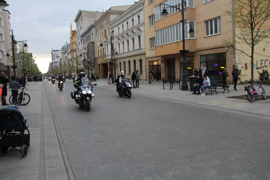 Wielka parada motocyklowa na ulicy Piotrkowskiej w Łodzi