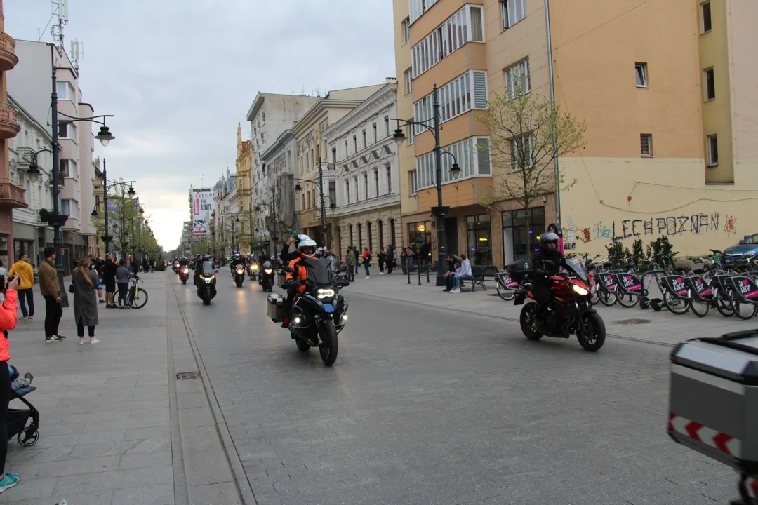 Wielka parada motocyklowa na ulicy Piotrkowskiej w Łodzi