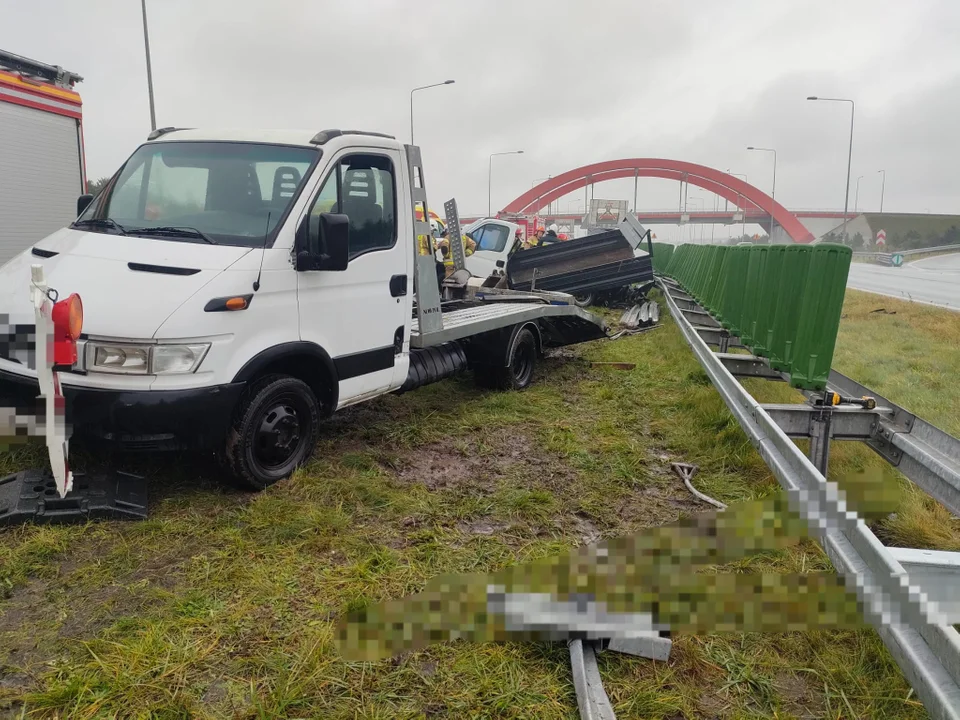 Wypadek na A1. Osobówka uderzyła w pojazdy obsługi autostrady [FOTO] - Zdjęcie główne