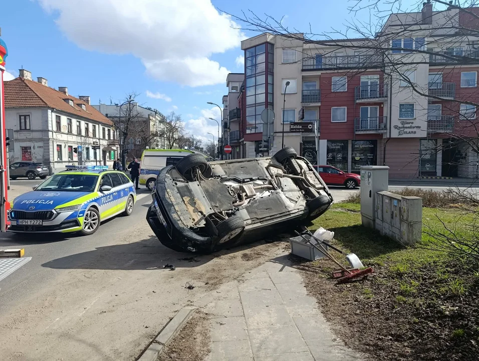 Niebezpieczny wypadek w centrum miasta. Auto dachowało, ranne 3-letnie dziecko