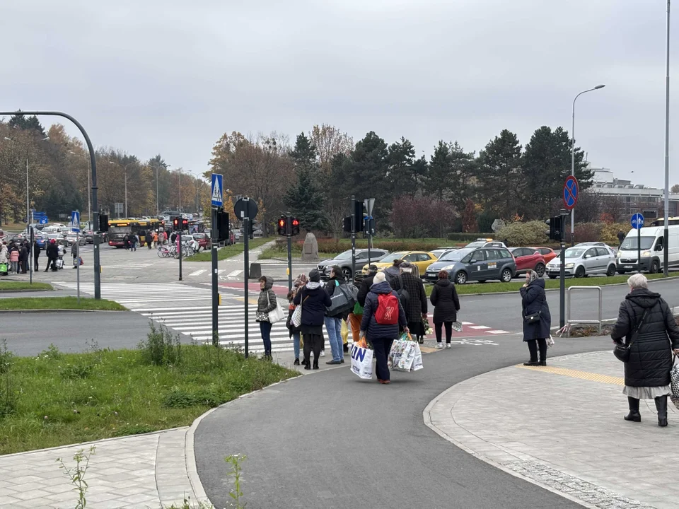 Korki w okolicach cmentarza na Dołach