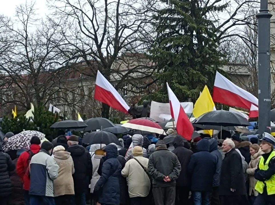 Marsz papieski w Łodzi. Setki łodzian ruszyło ulicami miasta [zdjęcia]