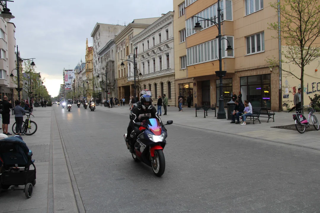 Wielka parada motocyklowa na ulicy Piotrkowskiej w Łodzi