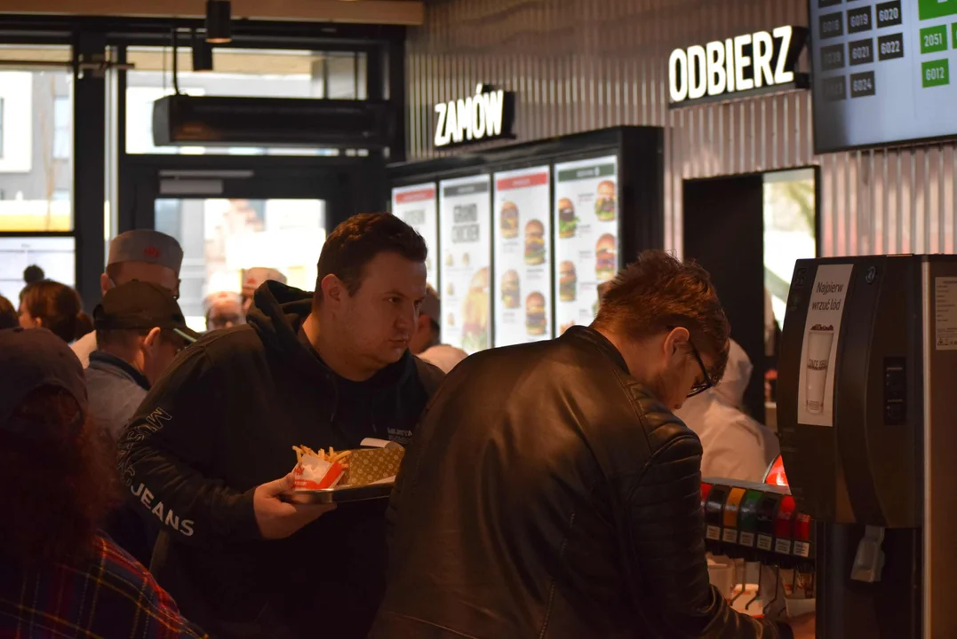 Tłumy łodzian na otwarciu restauracji MAX Premium Burgers. Tego jeszcze w Łodzi nie było [ZOBACZ ZDJĘCIA]