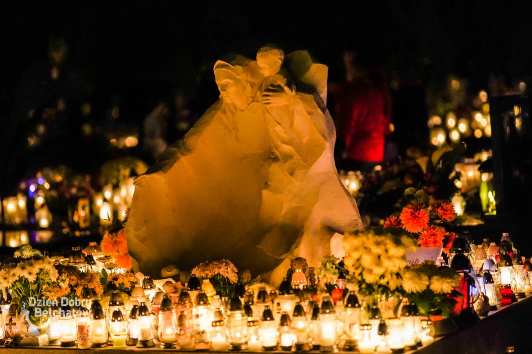 Cmentarz w Bełchatowie wieczorową porą