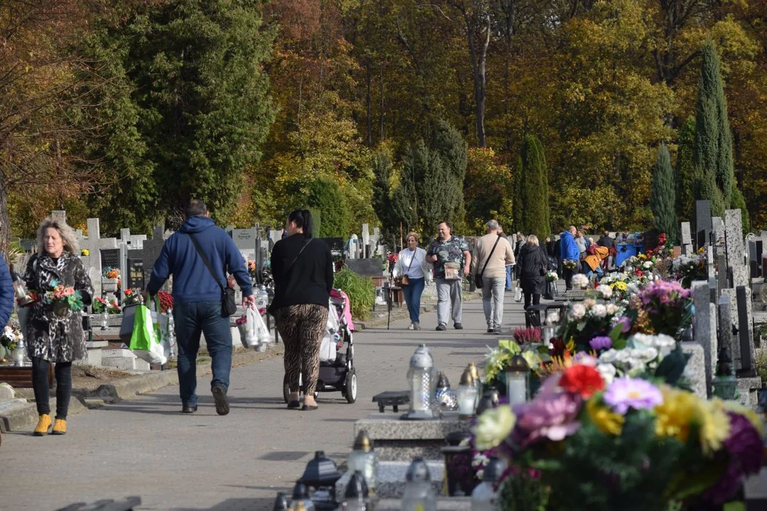 Łodzianie przygotowują groby bliskich do Wszystkich Świętych