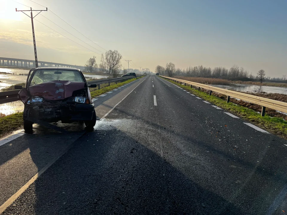 Kraksa na trasie Kutno - Piątek. Policja apeluje do kierowców [FOTO] - Zdjęcie główne