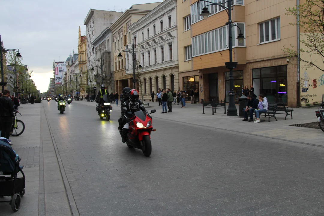 Wielka parada motocyklowa na ulicy Piotrkowskiej w Łodzi