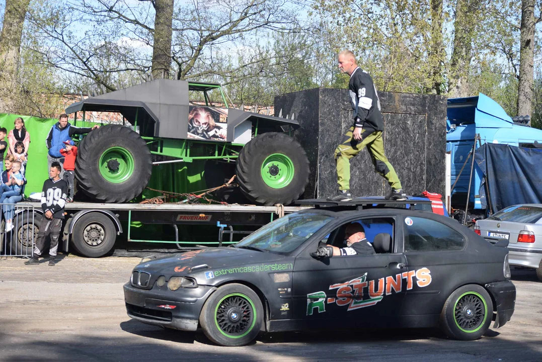 Giganty na czterech kołach zrobiły duże show! Widowiskowy pokaz monster trucków