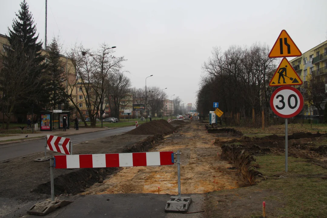 Utrudnienia dla pieszych i podróżnych MPK Łódź na Lutomierskiej