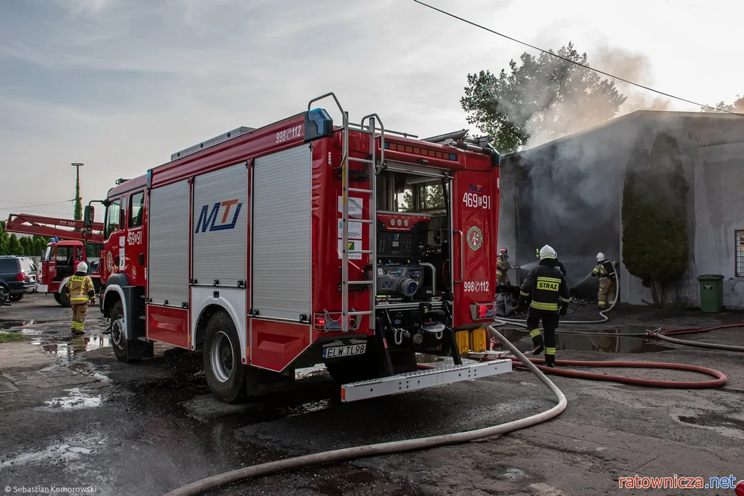 Pożar hali z częściami samochodowymi pod Łodzią