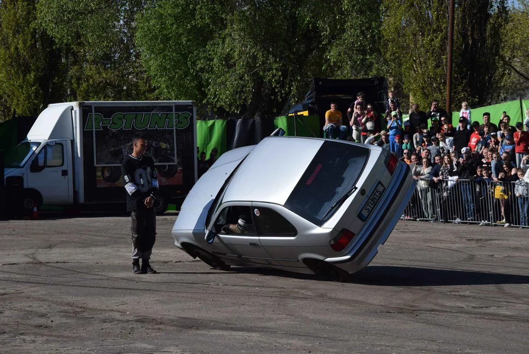 Giganty na czterech kołach zrobiły duże show! Widowiskowy pokaz monster trucków