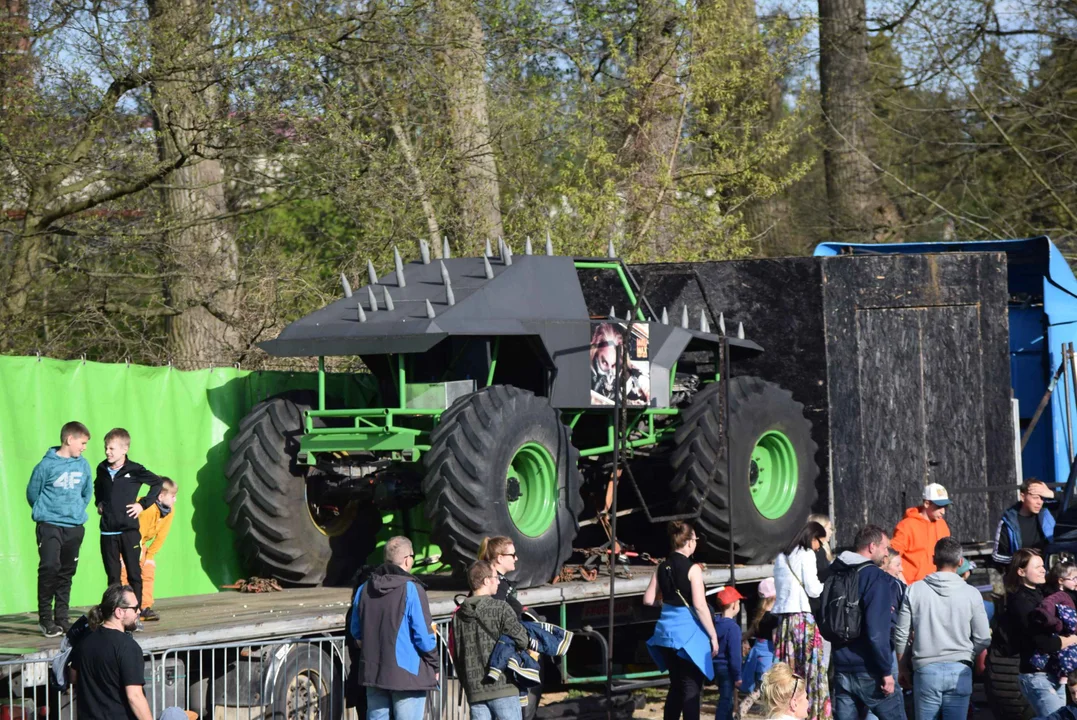 Giganty na czterech kołach zrobiły duże show! Widowiskowy pokaz monster trucków