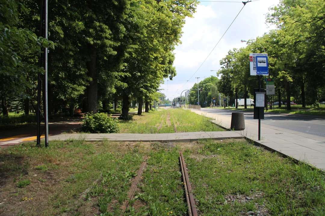 Nieczynne przystanki tramwajowe przy Konstantynowskiej