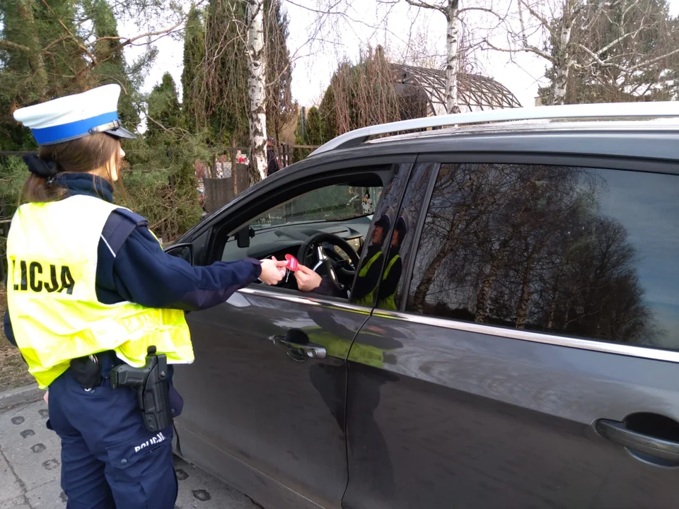 Walentynkowa akcja policji. Rozdawali serca "Zwolnij. Jak kocha to poczeka" [ZDJĘCIA] - Zdjęcie główne