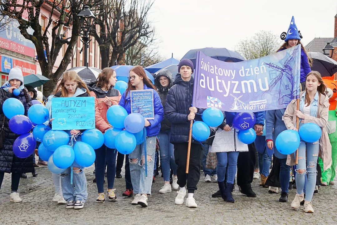 Kolorowo i radośnie w centrum Kutna! Niebieski Marsz przeszedł przez miasto [FOTO] - Zdjęcie główne