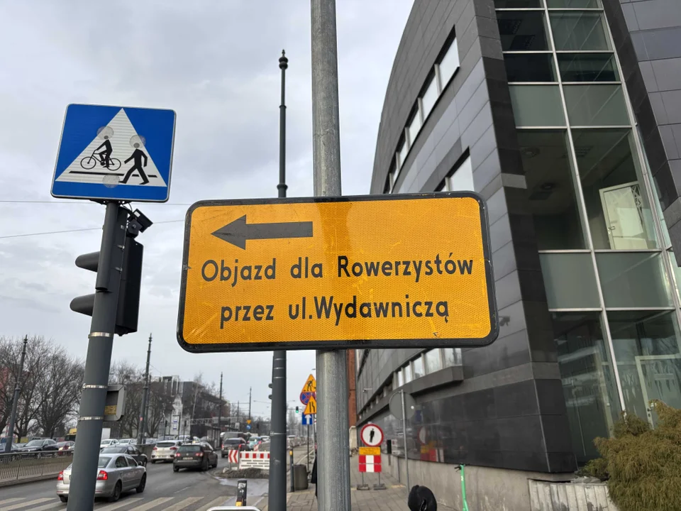 Droga pieszo-rowerowa kontra miejsca parkingowe pod Monopolis