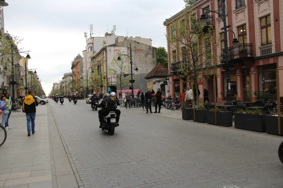 Wielka parada motocyklowa na ulicy Piotrkowskiej w Łodzi