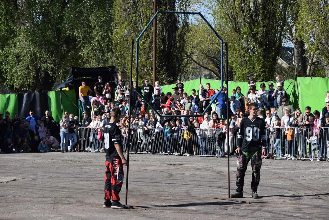 Giganty na czterech kołach zrobiły duże show! Widowiskowy pokaz monster trucków