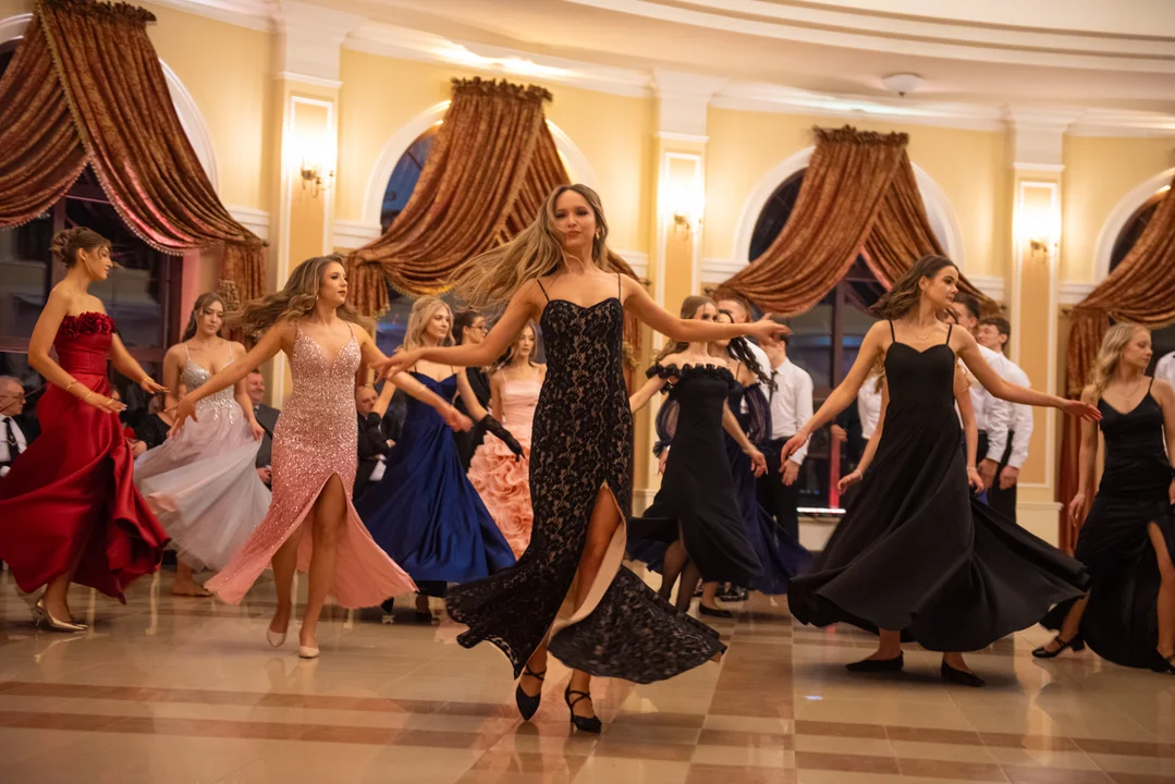 Walc, Elvisy i świetna zabawa. Trwa studniówka Małachowianki w Hotelu Kawallo cz.2 [ZDJĘCIA] - Zdjęcie główne