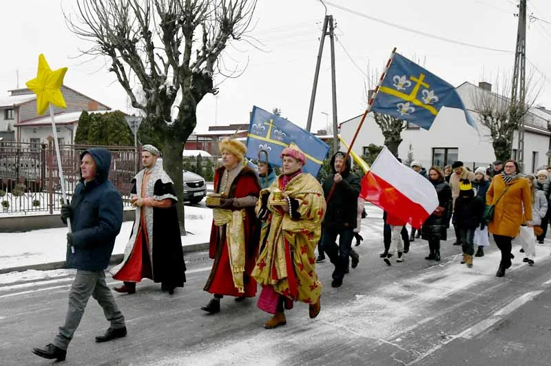 Orszak Trzech Króli przeszedł ulicami Piątku. To trzecie takie wydarzenia w historii miasta [ZDJĘCIA] - Zdjęcie główne